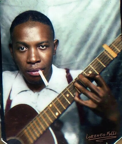 Un uomo giovane tiene una chitarra e ha una sigaretta in bocca, guardando direttamente verso l'obiettivo, in uno stile fotografico che simula le vecchie foto in bianco e nero. (Didascalia da IA)